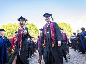 Class officers Diego Sanjuan 和 Bethany Perry lead the line of 2024 graduates